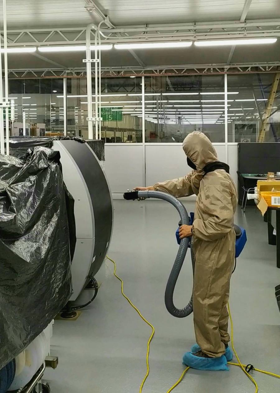 Técnico INSISTERSA realizando limpieza de ductos con equipo Air-Care