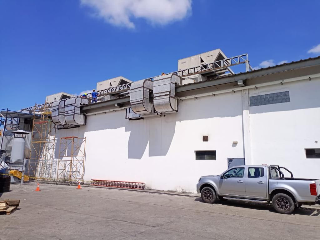 Instalación de ductos industriales en planta — INSISTERSA Guayaquil