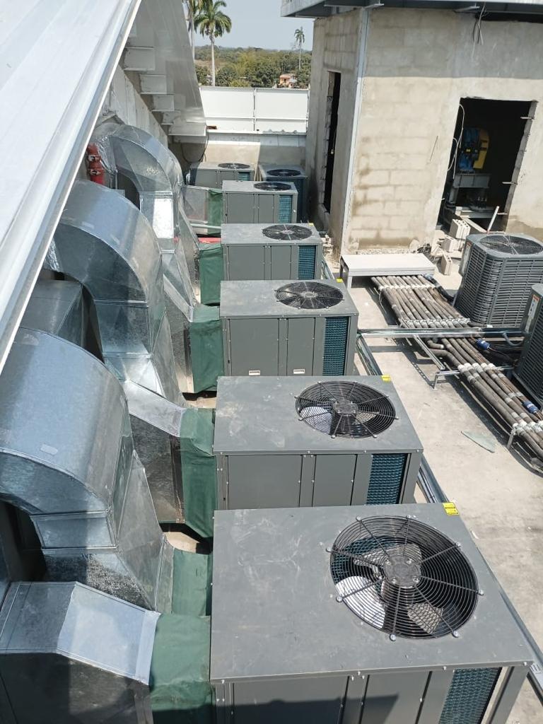 Instalación de Unidades tipo paquete en terraza — INSISTERSA Babahoyo